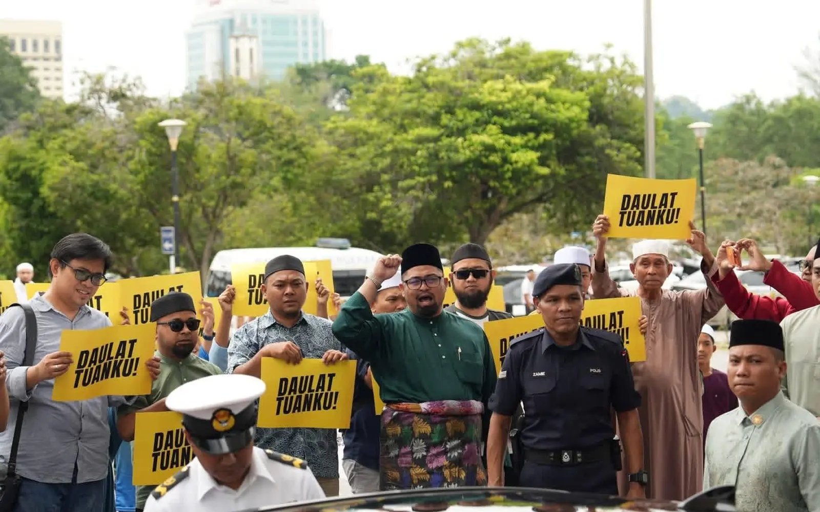 Pemuda PAS himpun, laung ‘Daulat Tuanku’ di hadapan Sultan Selangor