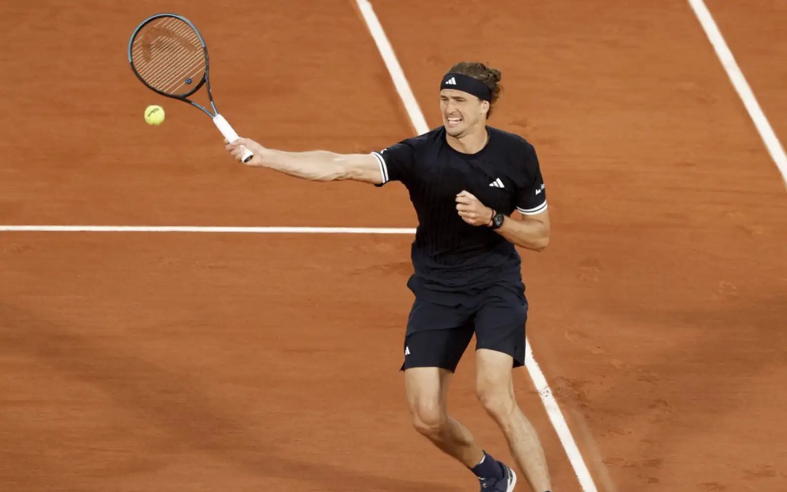 Zverev eases safely through French Open second round